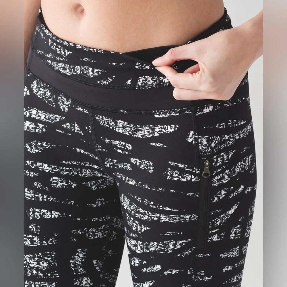 Lululemon Inspire Tight II in Graf Black White / Black Size 8